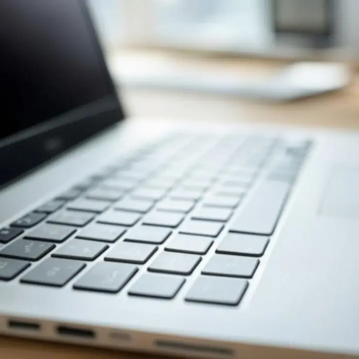 Zbliżenie na nowoczesną obudowę i porty komputera